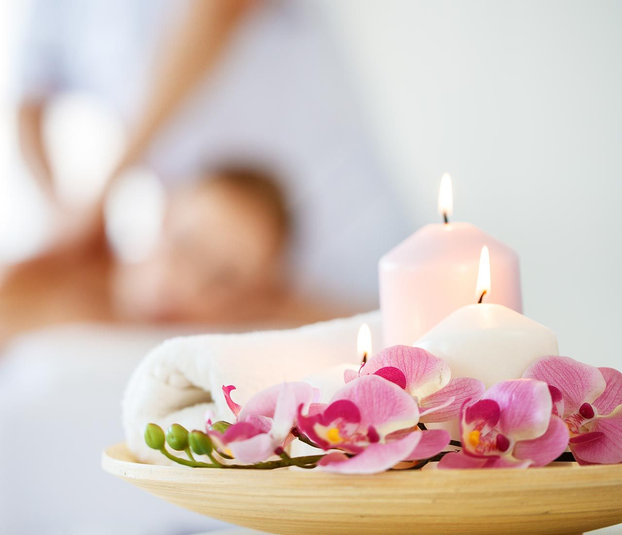 Rosa Orchidee mit Kerzen und Massage